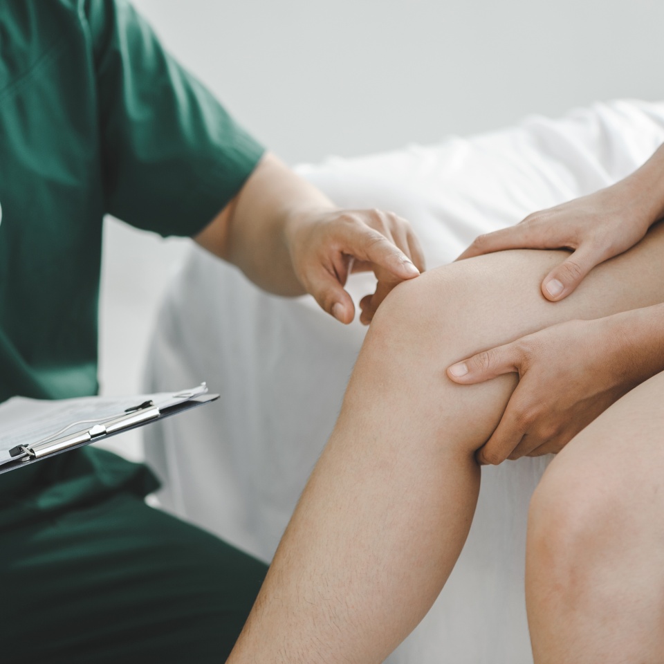 patient is consulting a therapist and explaining with injured leg or knee after the accident and explain to her the diagnosis of the problem in clinic, Sport exercise injuries.