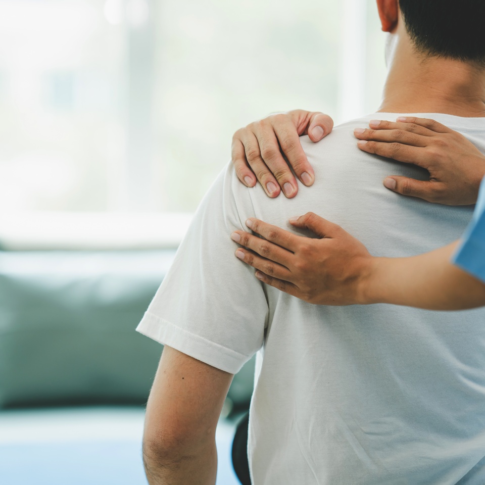 Spine and shoulder physical therapist Chiropractic Pain Treatment Patients with back pain, shoulder pain, treatment, doctor, massage therapist, office syndrome